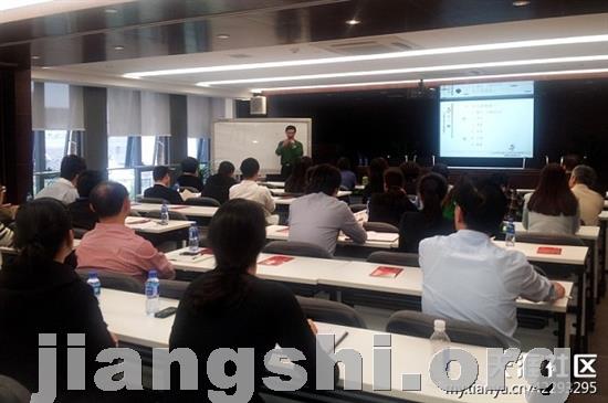 灵雨老师应上海新华传媒公司邀请做周易与企业管理讲座